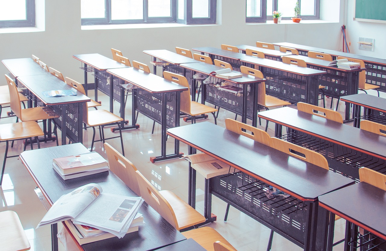 Klassenraum mit Tischen und Stühlen