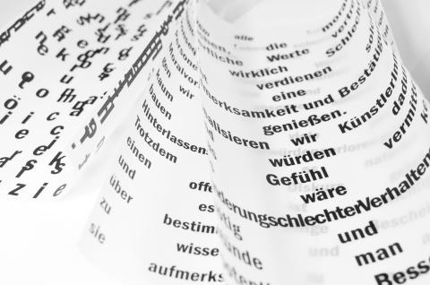 Blätter mit Buchstaben- und Worträtseln