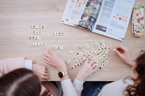 Arbeitsheft und Buchstabenpuzzle in Englisch